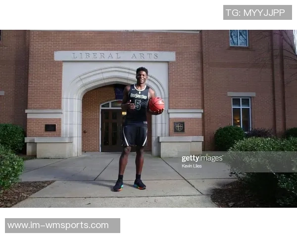 爱德华兹表现稳定半场5投3中斩获11分正负值高达12助球队争胜